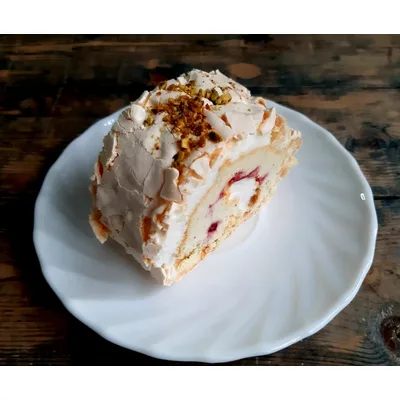 Меренговый рулет с фисташкой и малиной