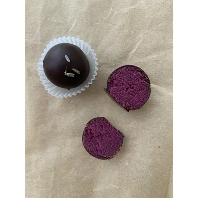 Трюфель «Чёрная смородина-лаванда» Natsweets